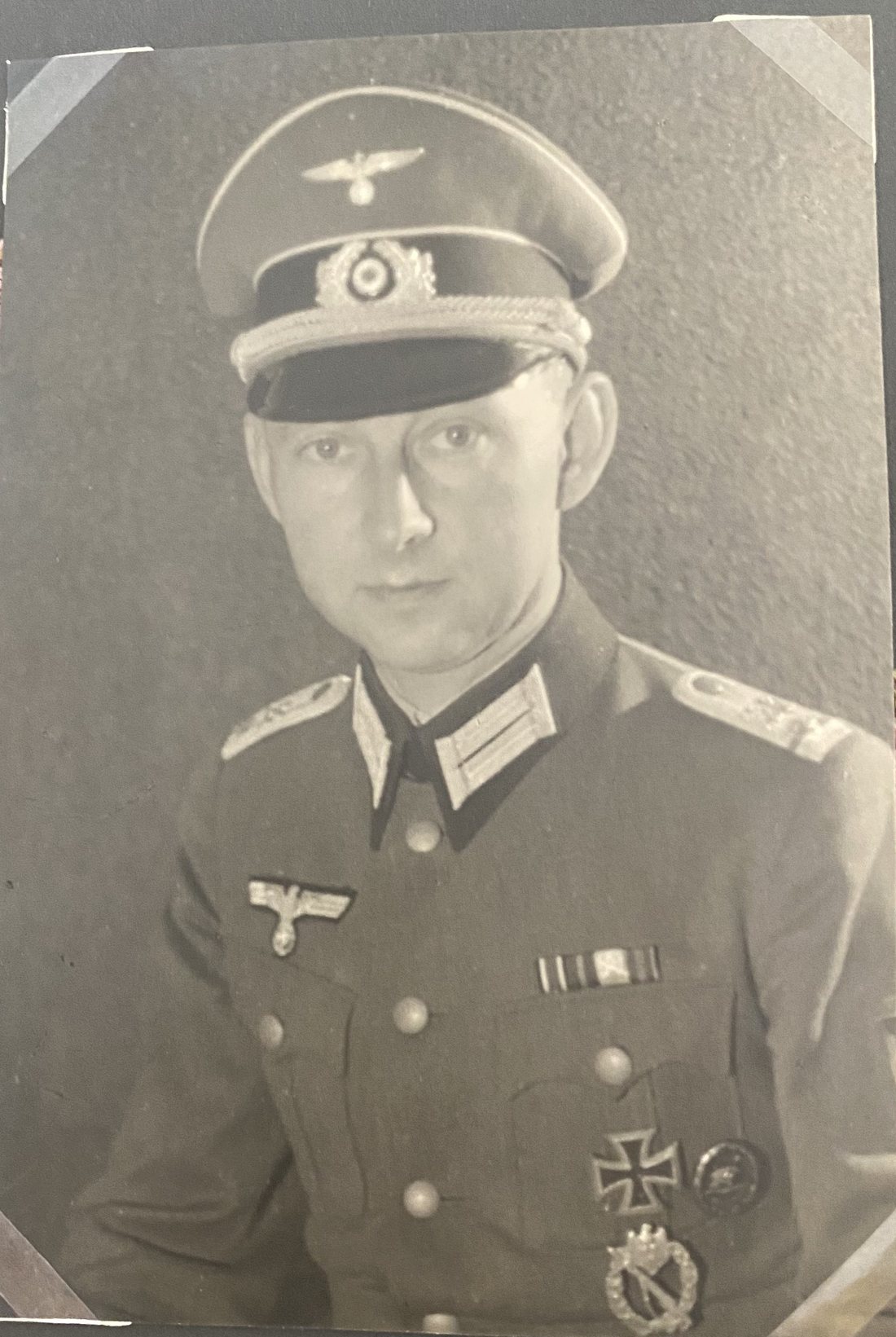 Porträt von Otto Neubauer in Wehrmachtsuniform mit Schirmmütze, Eisernem Kreuz und Infanterie-Sturmabzeichen
